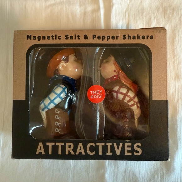 Cowboy and Cowgirl Kissing Salt and Pepper Shakers - Picture 2 of 2